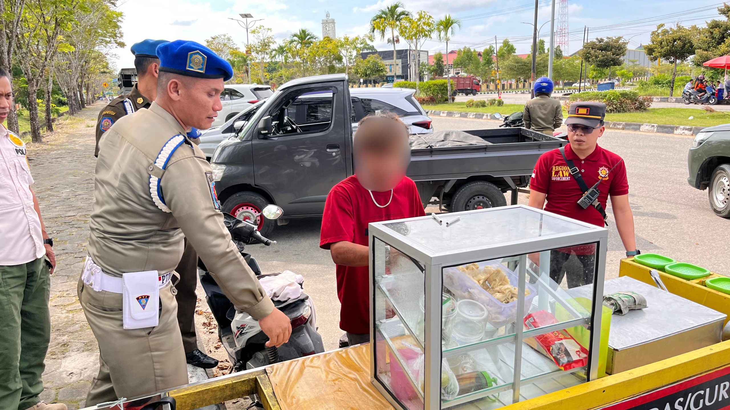 SEMPAT ANCAM PETUGAS, PEDAGANG KAKI LIMA AKHIRNYA MINTA MAAF SETELAH DI TERTIBKAN DAN NIAT BAIK PEMILIK DISAMBUT BAIK OLEH KABID TIBUM SATPOL PP